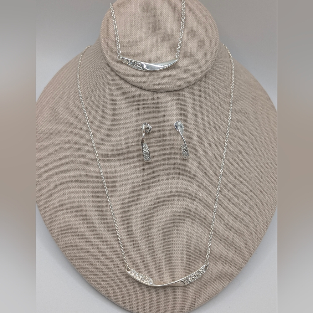 Avon Mona Twist 3 Pc Jewelry Set Necklace Bracelet Earrings Silver Rhinestone